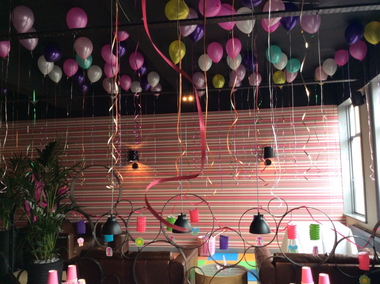 You are currently viewing 1st Birthday at Sapori Italian Restaurant Ansty Leicestershire using ceiling fill balloons with some doorway and table balloons